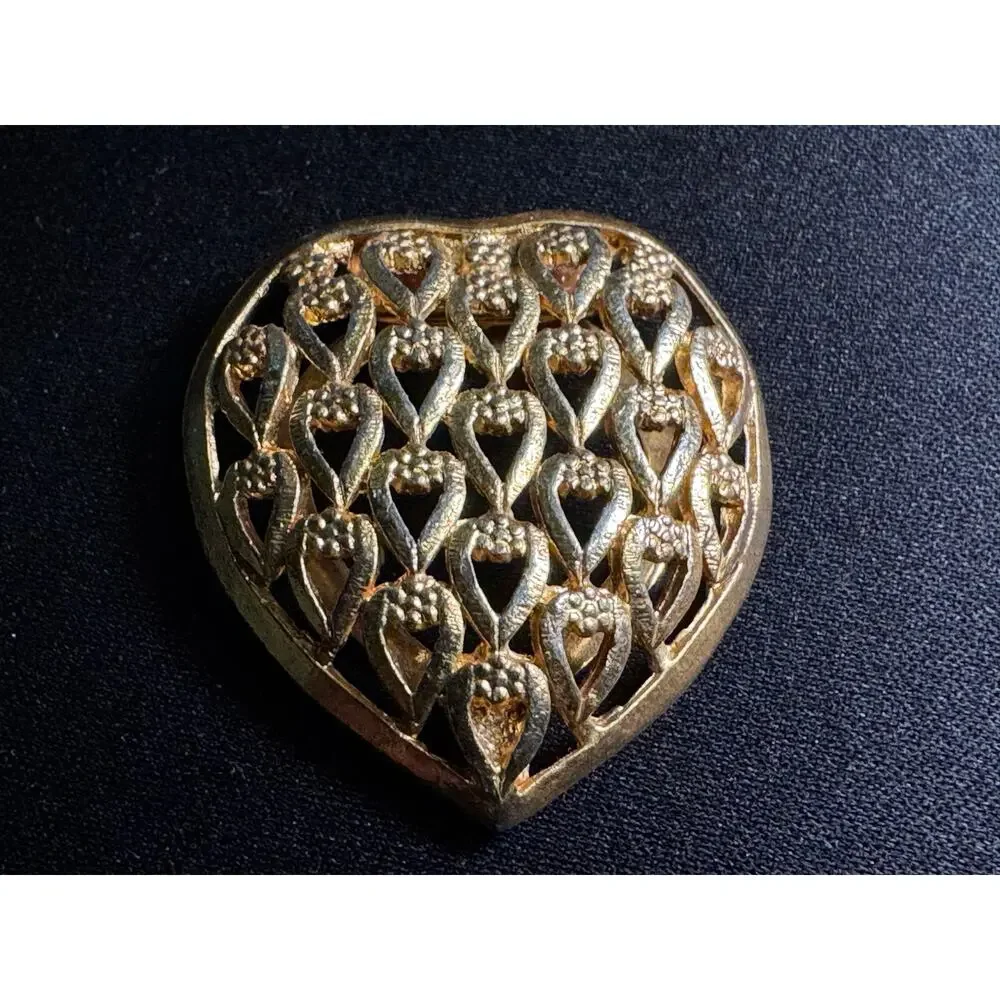 Vintage Celebrity Gold Tone Heart Shaped Filigree Scarf Clip